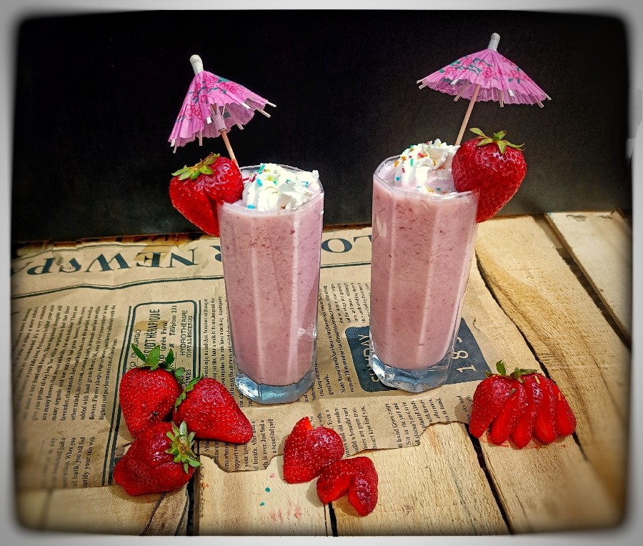 عکس میلک شیک توت فرنگی