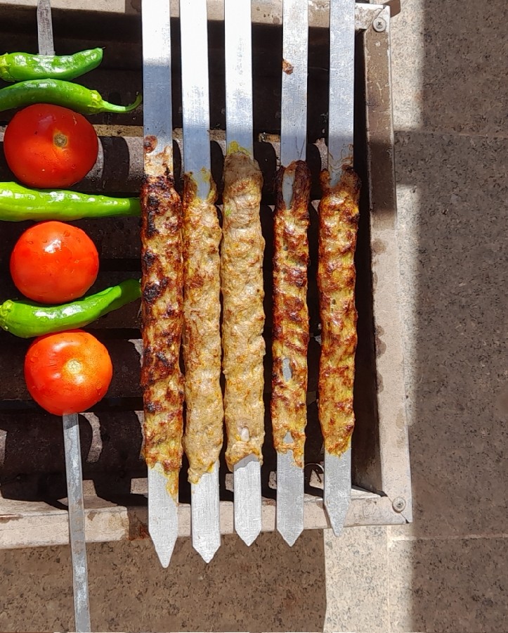 عکس کباب کوبیده
با گوجه و فلفل کبابی