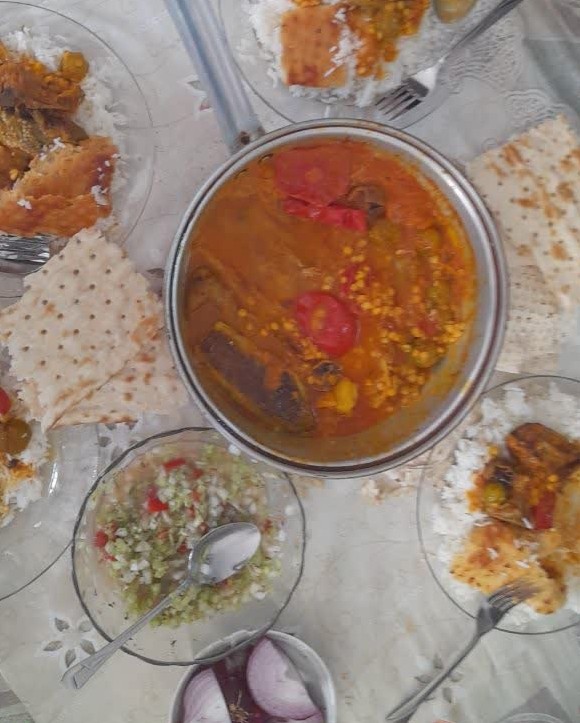 عکس خورشت بادمجون با سالاد شیرازی