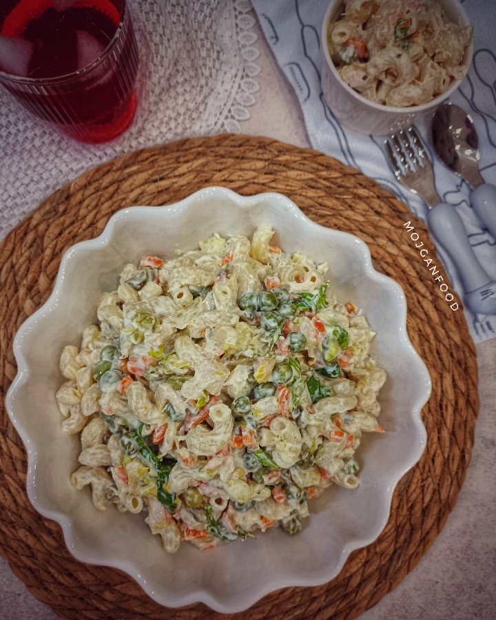 عکس سالاد ماکارونی با کاهو