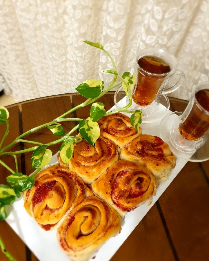 عکس نان رول توت فرنگی
