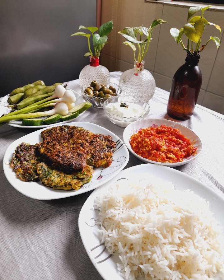 عکس غذای محلی گوجه خورشت ،کوکو سیر ،باقالا ،سیر،زیتون،ماست محلی