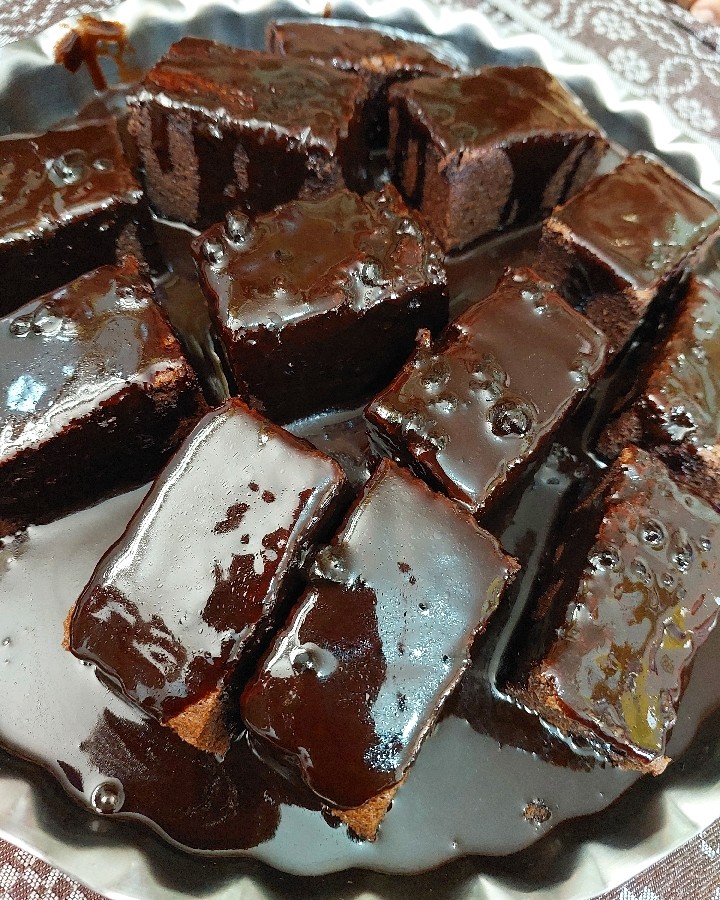 کیک کافی شاپی شکلاتی با سس شکلات