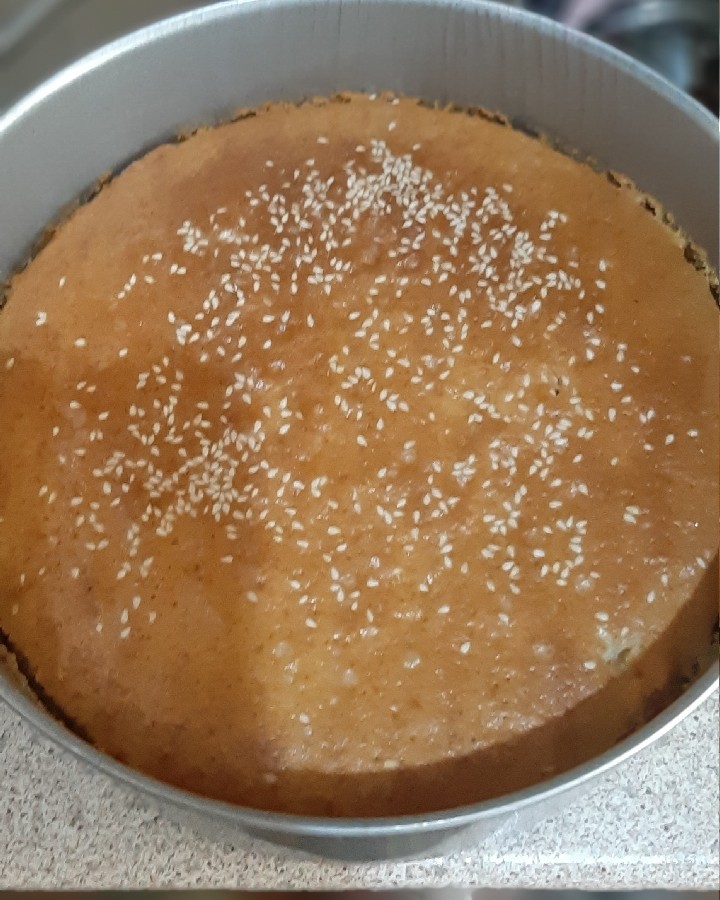 عکس کیک خونگی وسطش موز گردو و خامه قنادی گذاشتم???