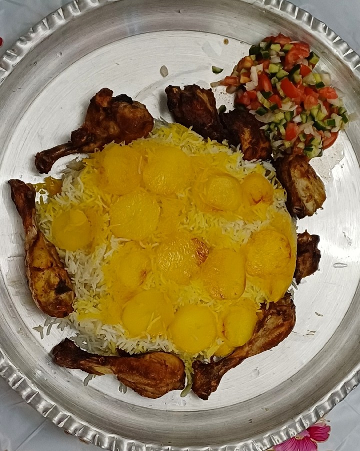عکس مرغ سرخ کرده با ته دیگ سیب زمینی