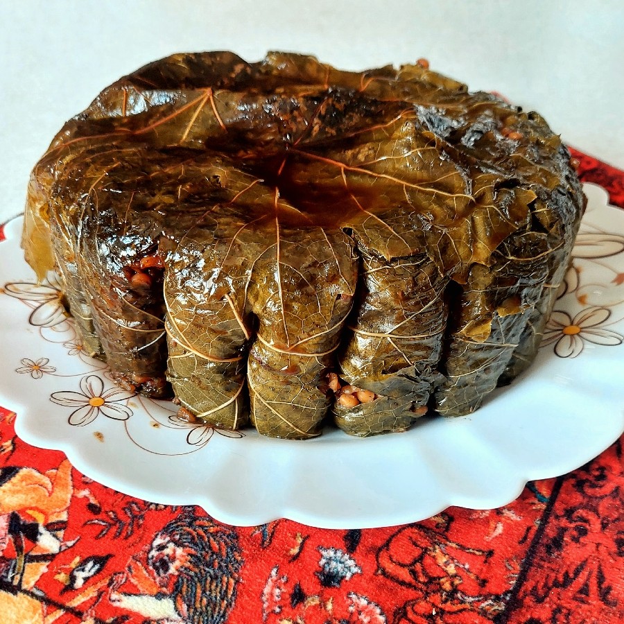 عکس دلمه برگ مو با سس آلبالو