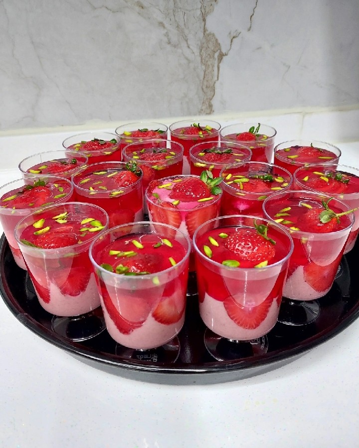 عکس دسر توتفرنگی