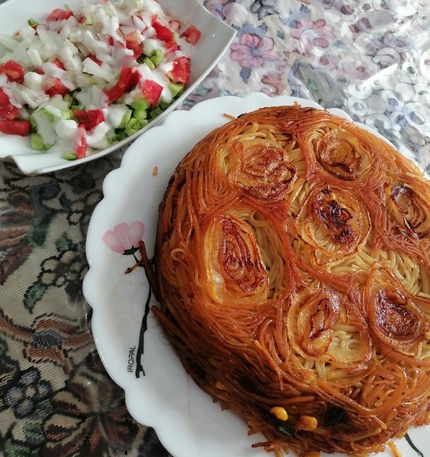 عکس ماکارونی با ته دیگ پیاز حلقه ایی