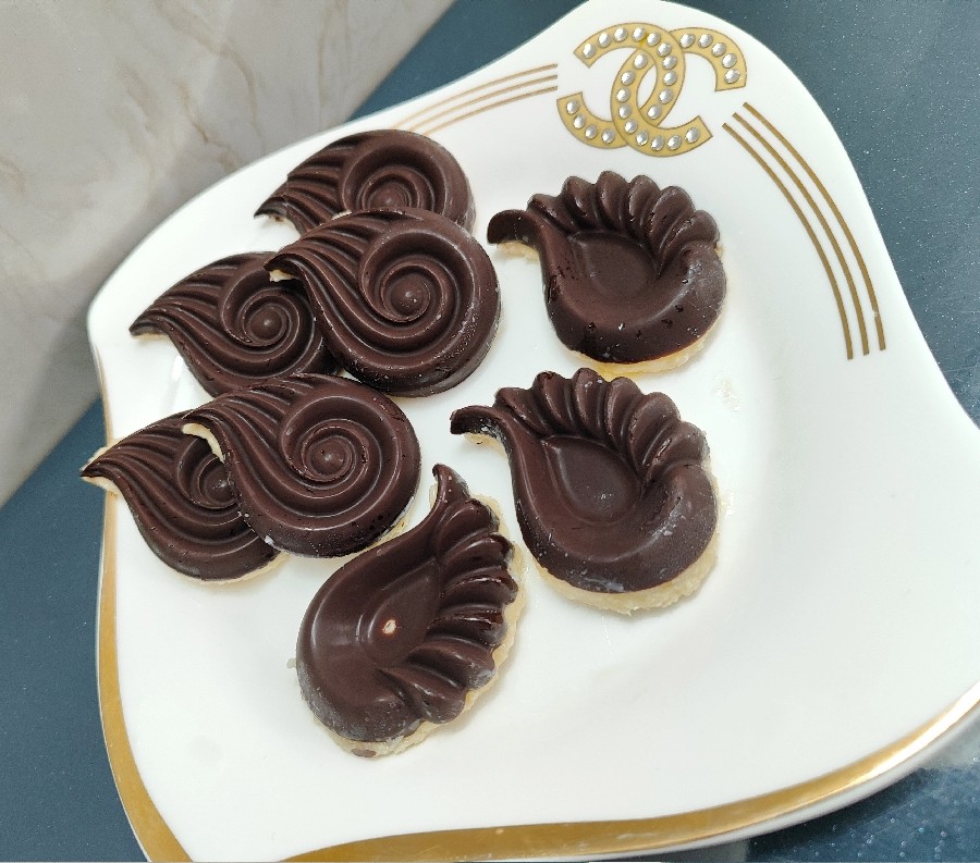 عکس دسر شیر عسلی شکلاتی