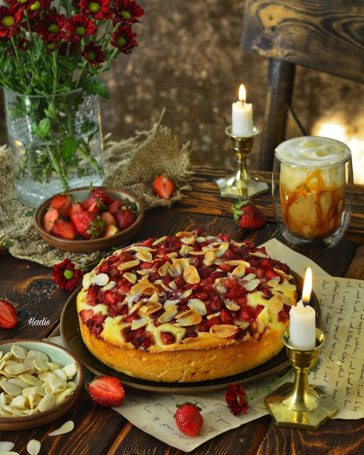 عکس کیک بادام و توت فرنگی 