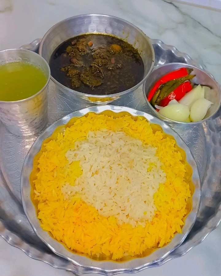 عکس قورمه سبزی با ظروف سنتی