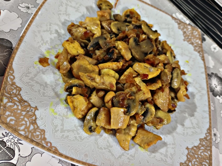 عکس خوراک مرغ وقارچ
