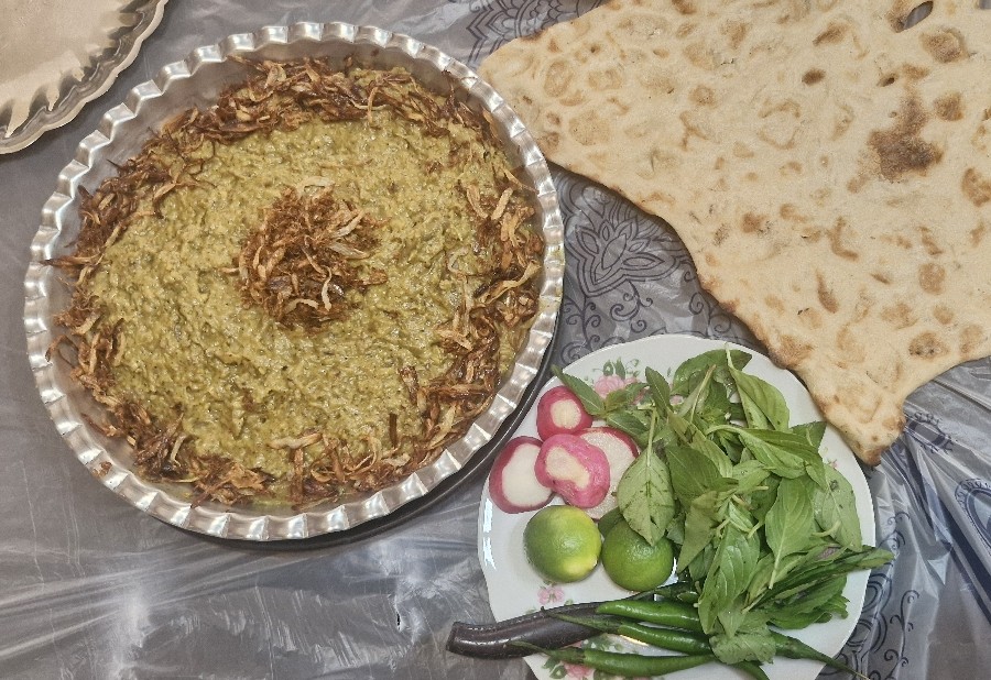 عکس کشک بادمجان با نون سنگک سنتی
