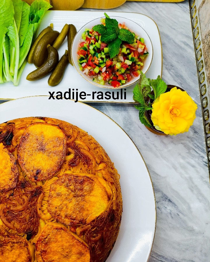 عکس ماکارونی با ته دیگ سیبزمینی و سالاد شیرازی