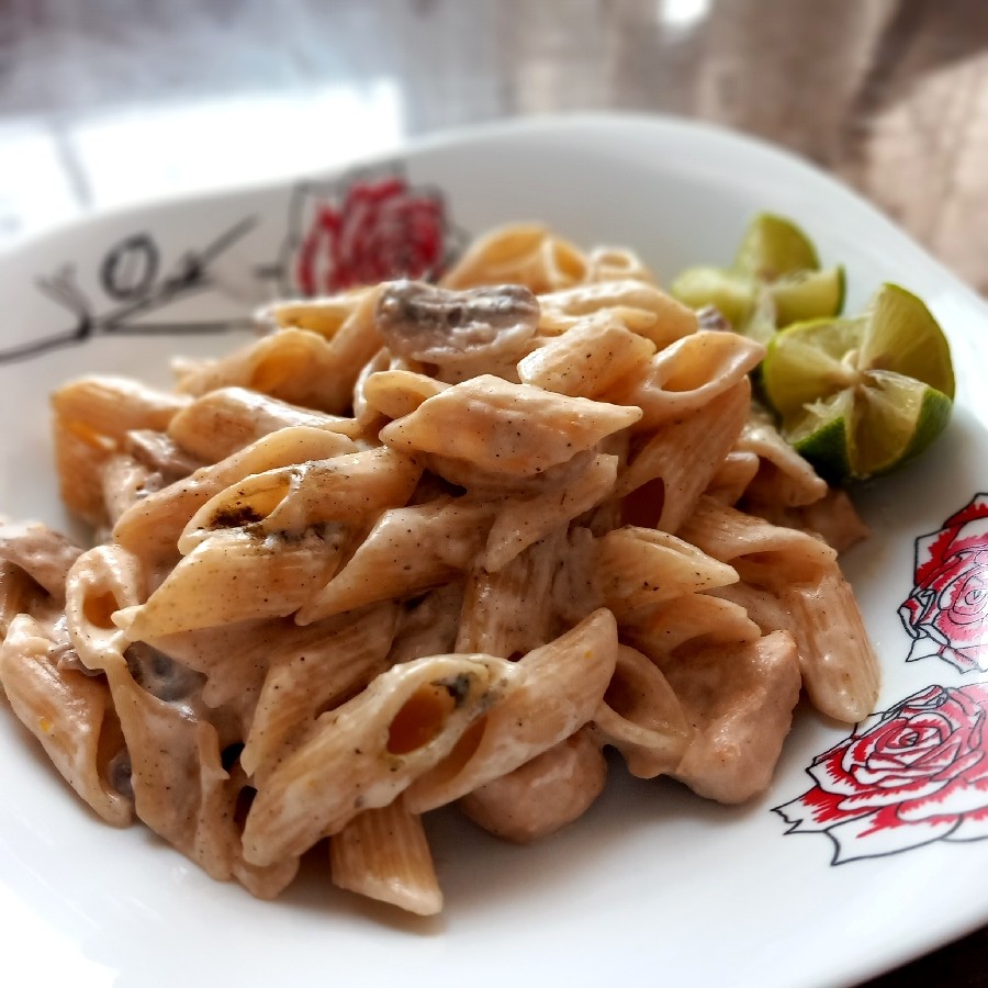 عکس پاستا آلفردو با مرغ و قارچ?