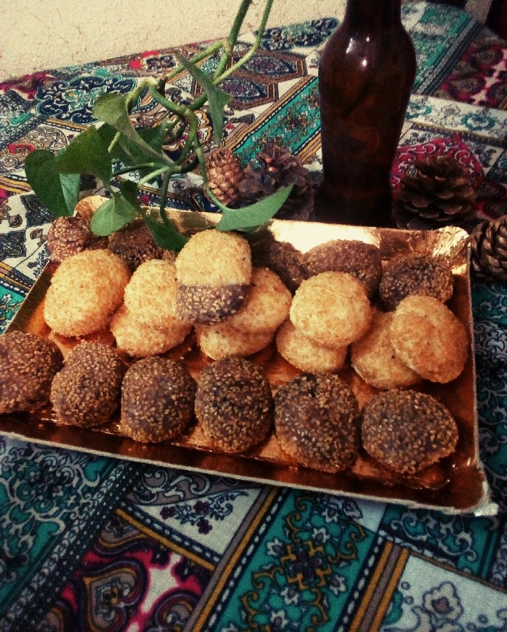 عکس کلوچه کنجدی دو رنگ من?