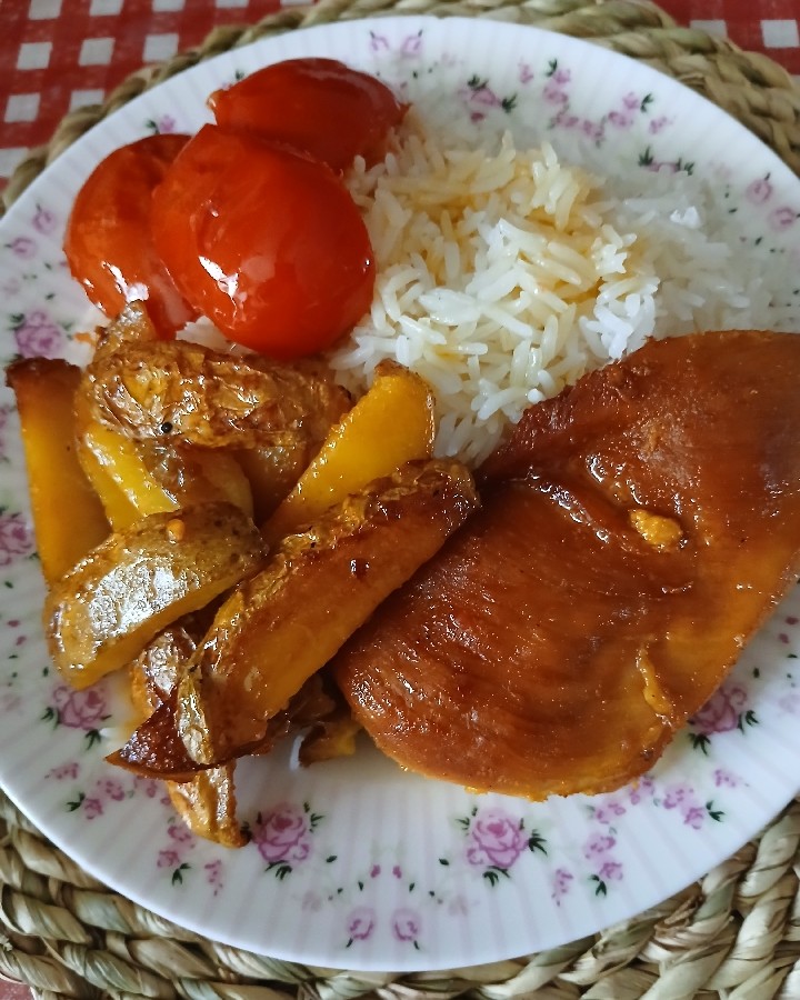 عکس اکبر جوجه با سیب زمینی برشته ??????