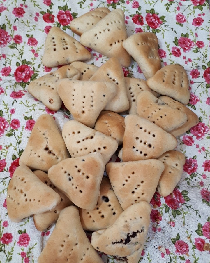 عکس کلوچه خرمایی و گردو