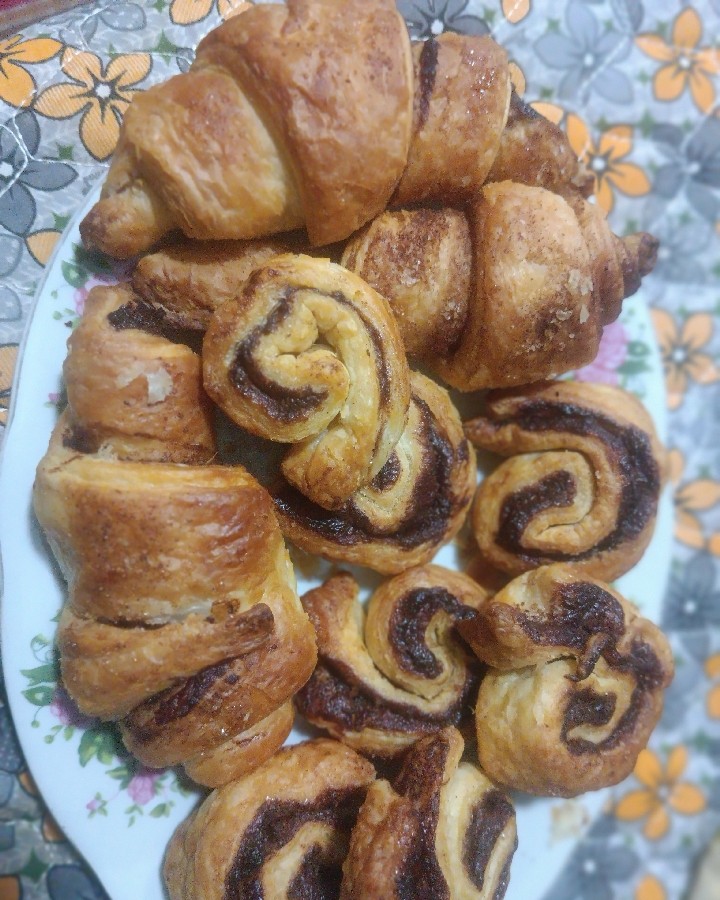 عکس کروسان و رول دارچین شکلاتی