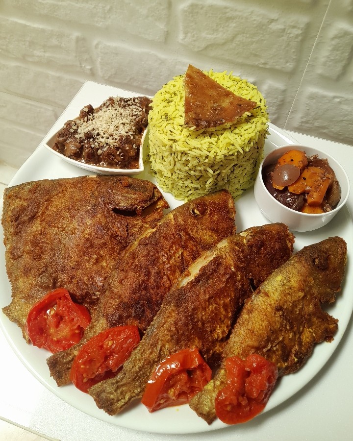 عکس شوید پلو با ماهی (جِش) سرخ شده