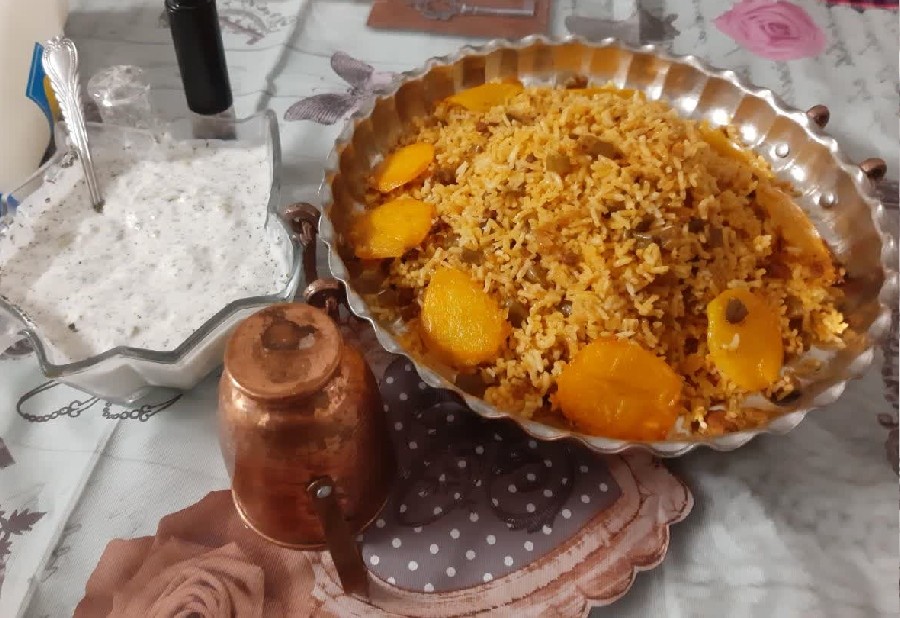 عکس لوبیا پلو با ته دیگ سیب زمینی و ماست و خیار شمالی
