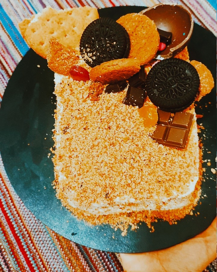 عکس ?? کیک شیفون با تزیین آبنبات و شکلات و خورده بسکوئیت