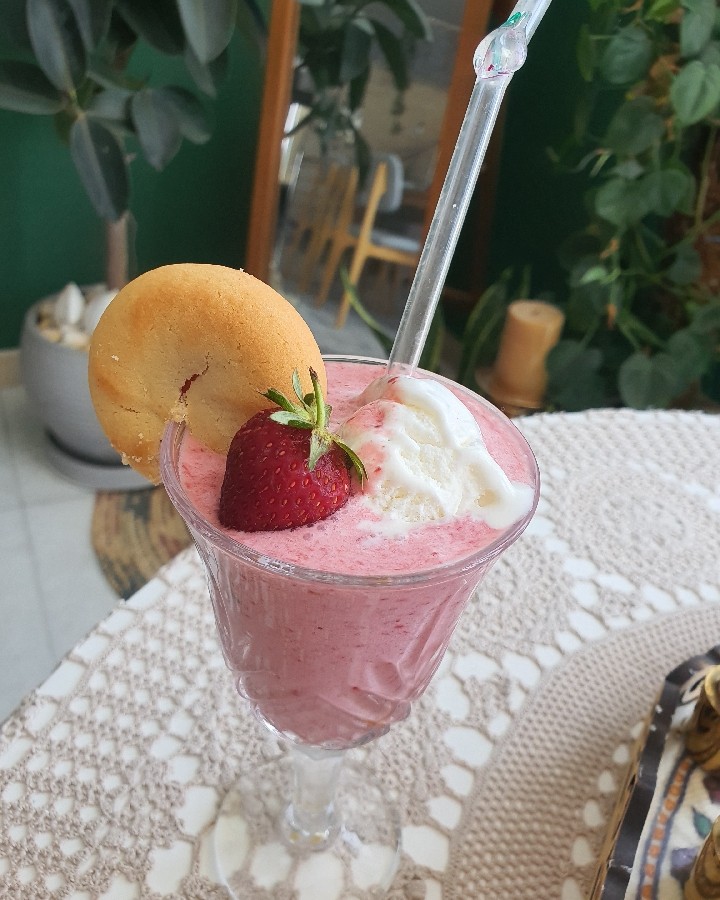 عکس میلک شیک توت فرنگی
