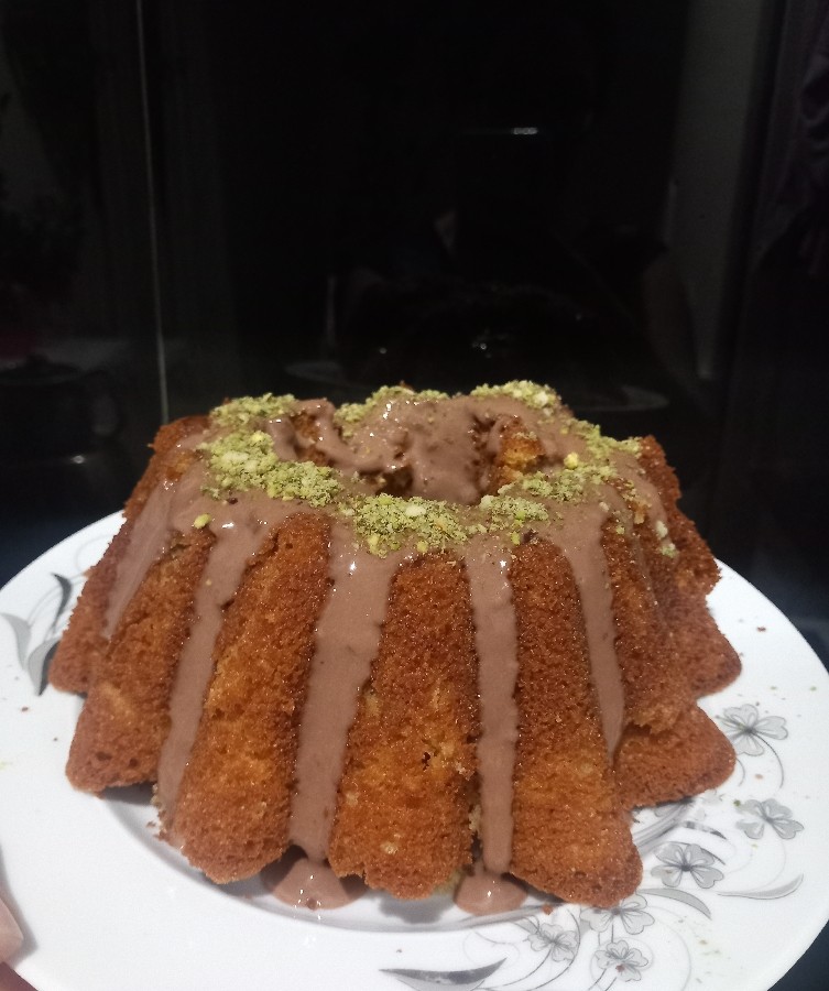 عکس کیک هل و گلاب با سس شکلاتی