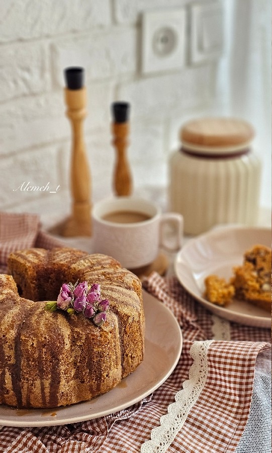 عکس کیک هویج گردو با سس کارامل