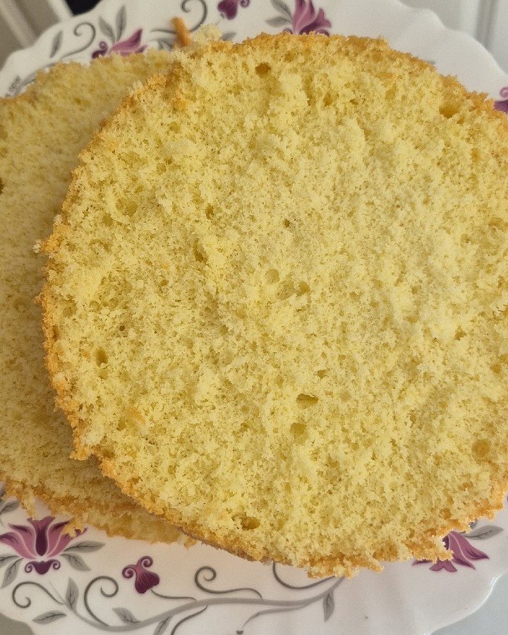 عکس کیک اسفنجی (با سه قلم مواد)