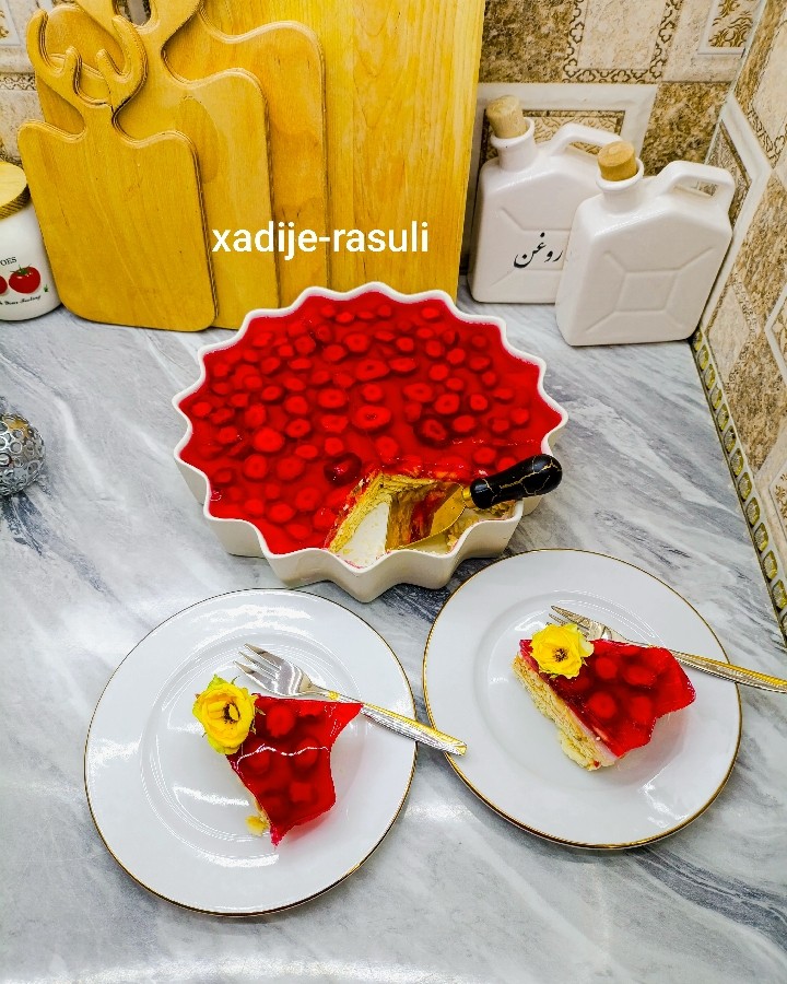 عکس کیک یخچالی با ژله و میوه توت فرنگی