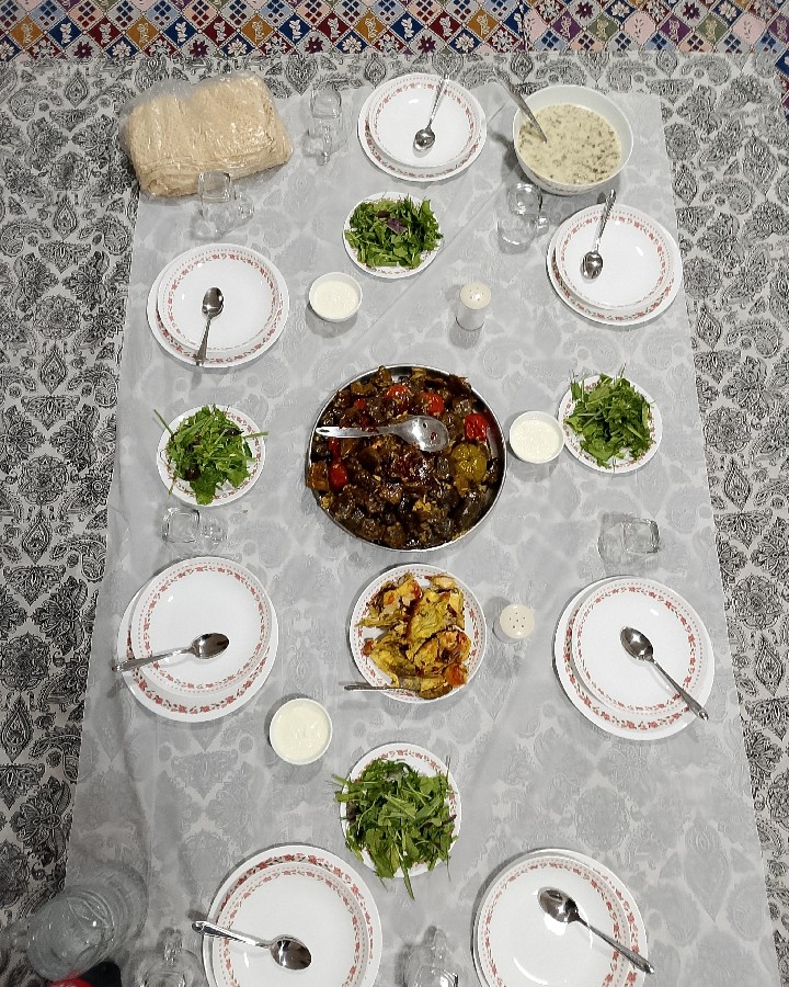 عکس سفره ساده ولی پر از عشق با عزیزان