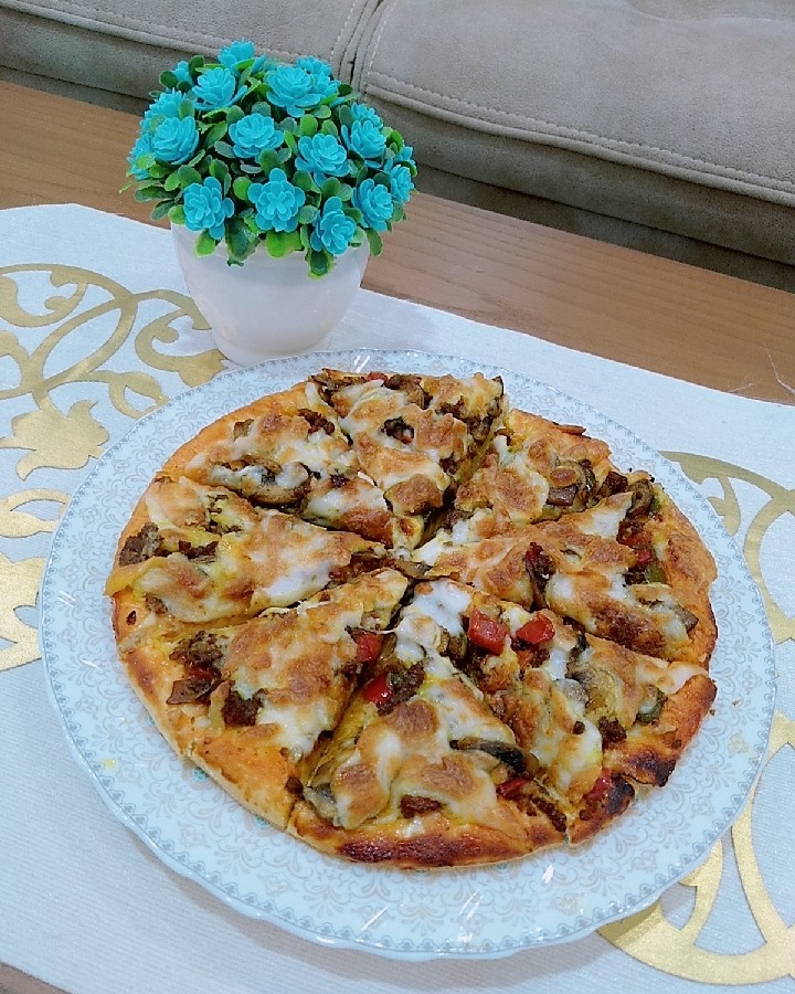 عکس پیتزا گوشت و قارچ