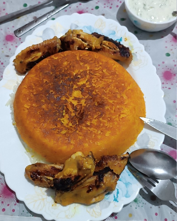 عکس ته چین مرغ ساده با کباب بال طعم دار شده