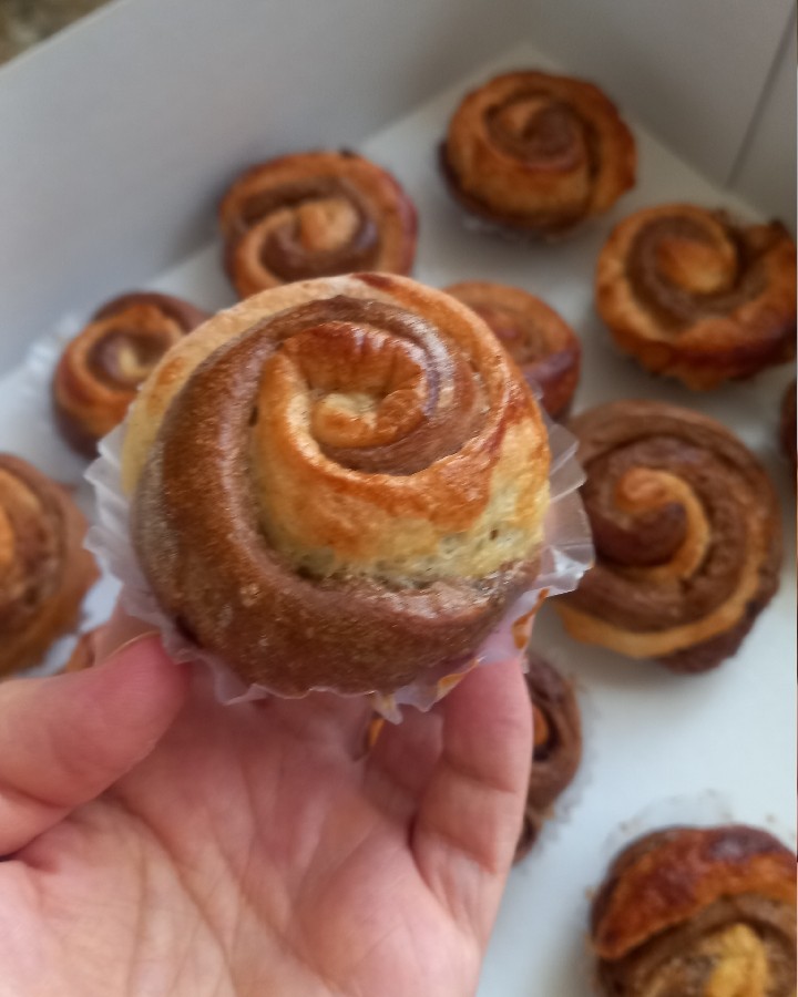 عکس نان رول دارچینی دورنگ