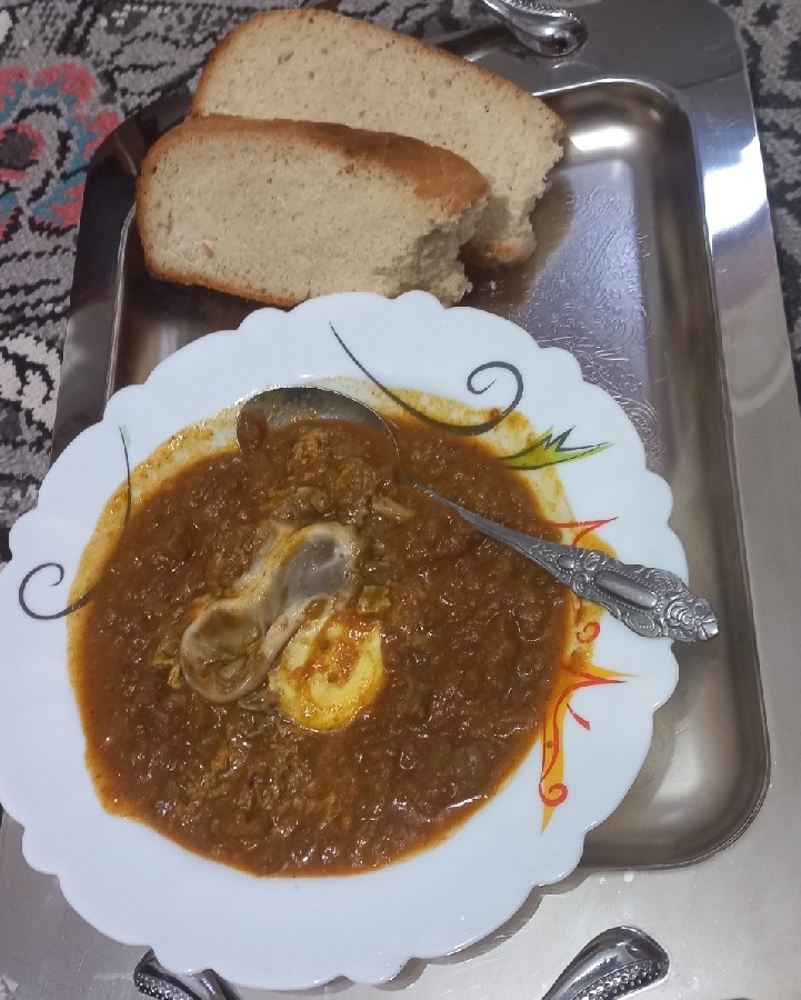 عکس میرزا قاسمی با نان سرشیر محلی 