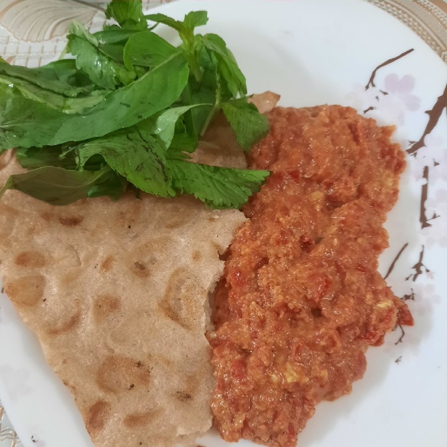املت گوجه . tomato omelette