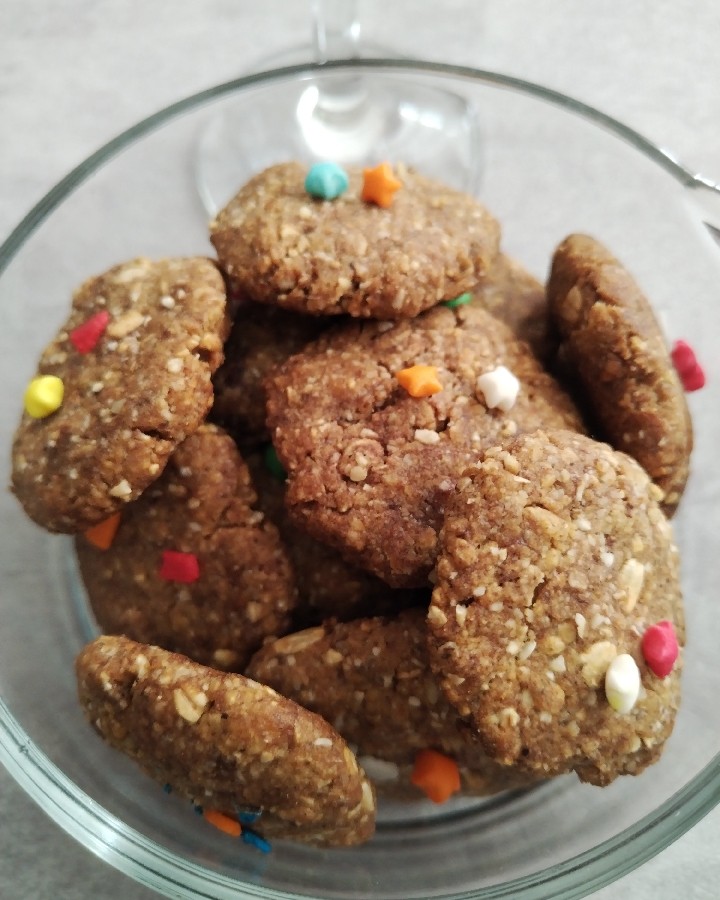 عکس کوکی رژیمی بدونه(آرد و شکر و تخم مرغ)
با خرما و گردو  و جودوسر پرک
با آب میوه طبیعی میل میکنی(: