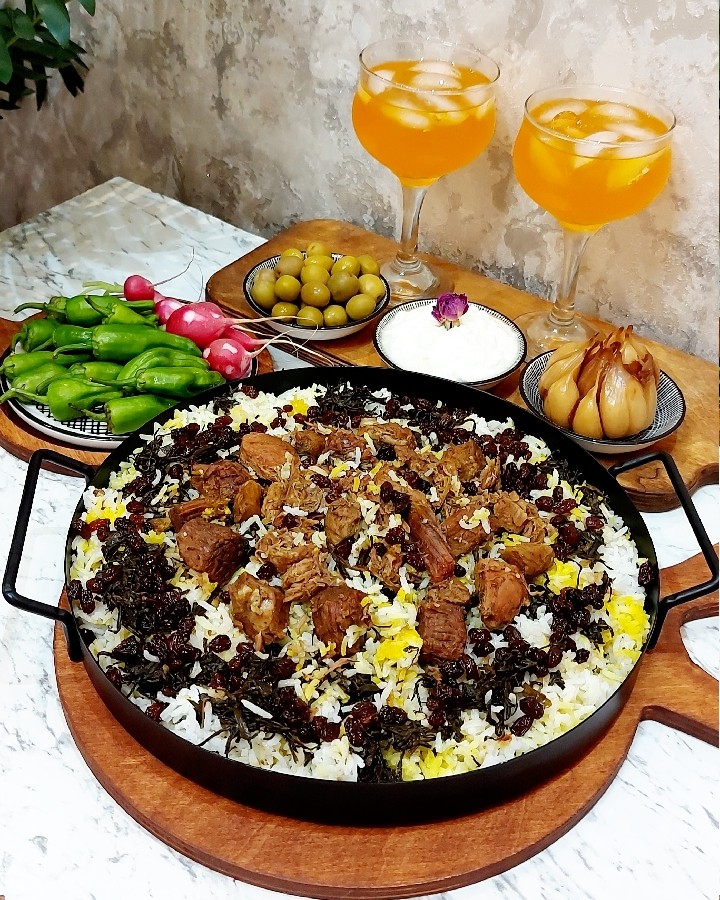 عکس کشمش پلو با سبزی کوهی و گوشت زیر برنجی❤️❤️