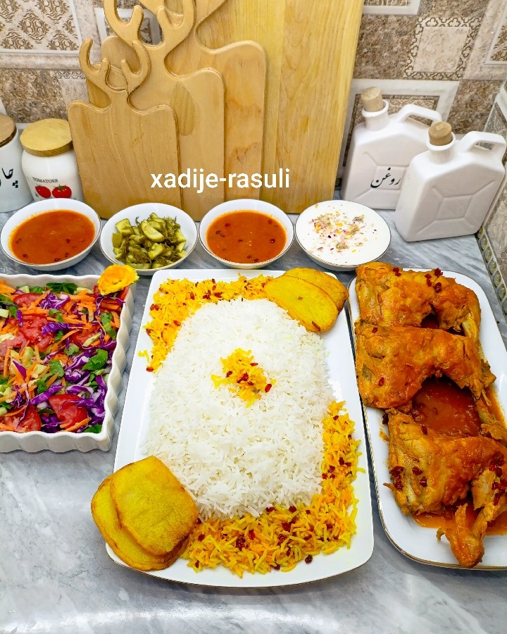عکس زرشک پلو با مرغ و سالاد قروقاطی