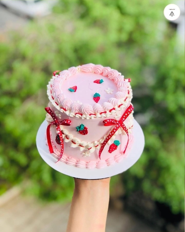 کیک صورتی با توت فرنگیهای جذابش ❤️?
عاشق پاپیون های خوشگلش شدم ?