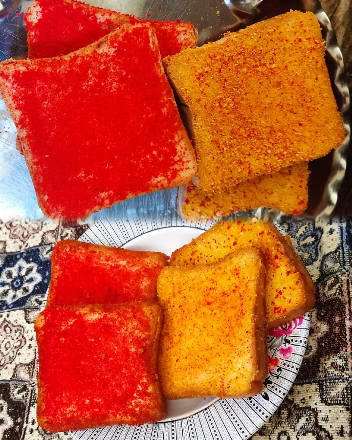 عکس نان تست سوخاری رنگی. راحت و ترد و خوشمزه است. تصویربالا قبل و بعد سرخ کردن 