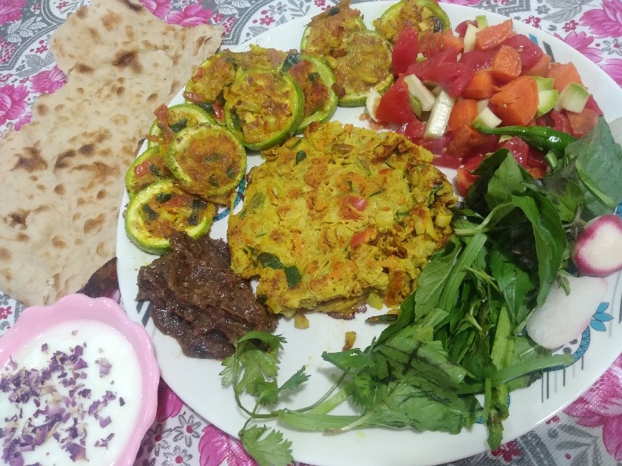عکس اسمشو میزارم املت کدوو?
یه کدو،هویج،پیازچه،تخم مرغ،ادویجات