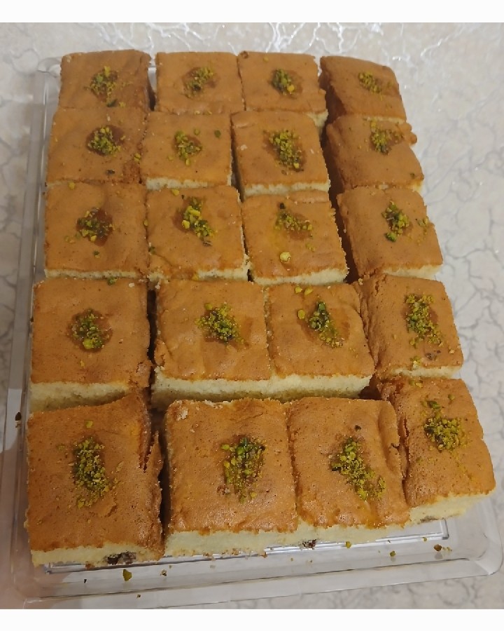 عکس کیک تخته ای زعفرانی با کشمش