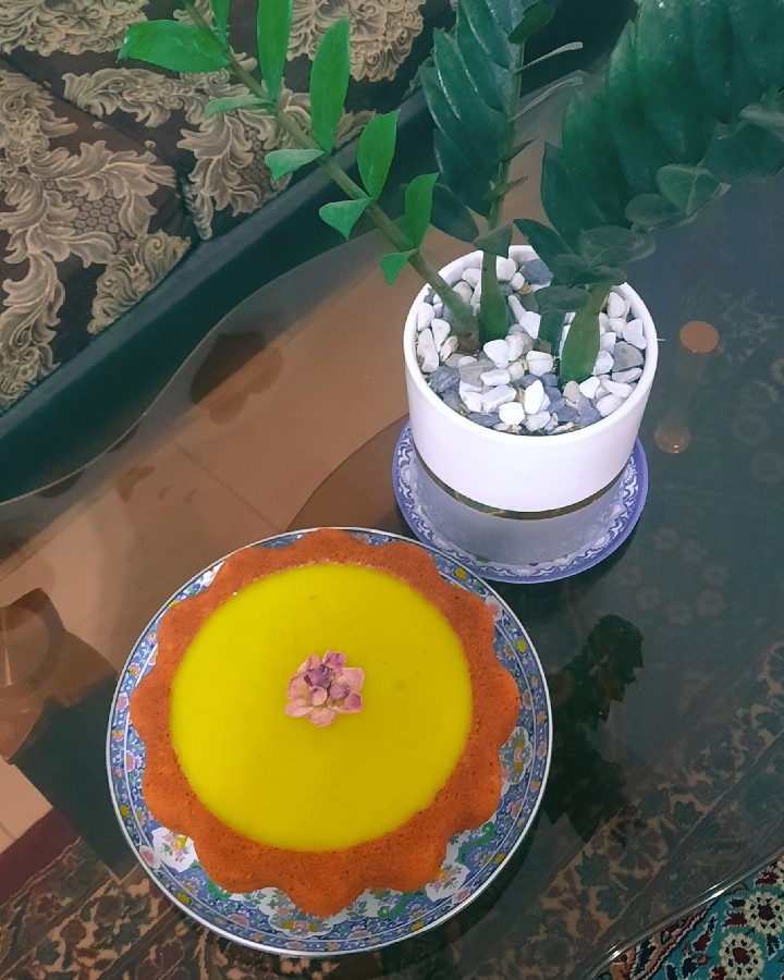 عکس کیک هل و گلاب با سس زعفرانی