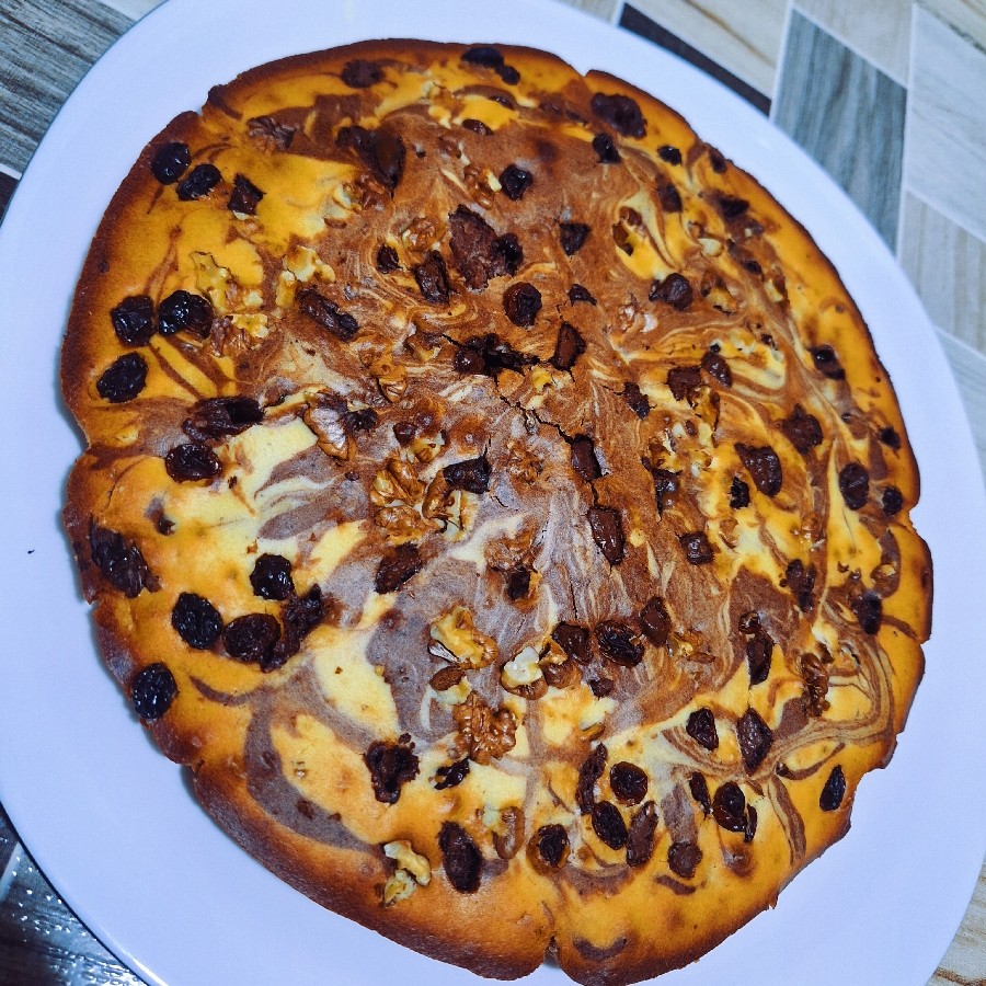 عکس کیک دو رنگ کشمش و گردو