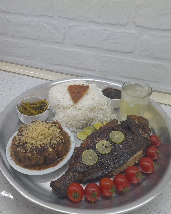 عکس ماهی شکم پر رب اناری در فر همراه با حشو