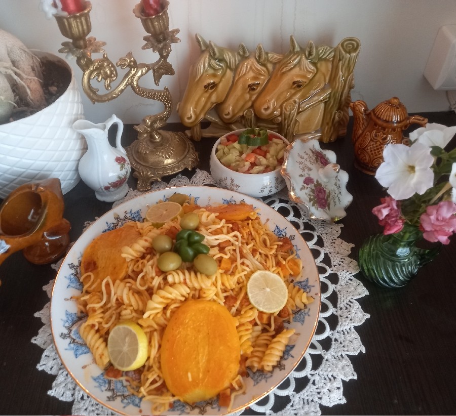 عکس ماکارونی با ظروف نوستالوژی قدیمی