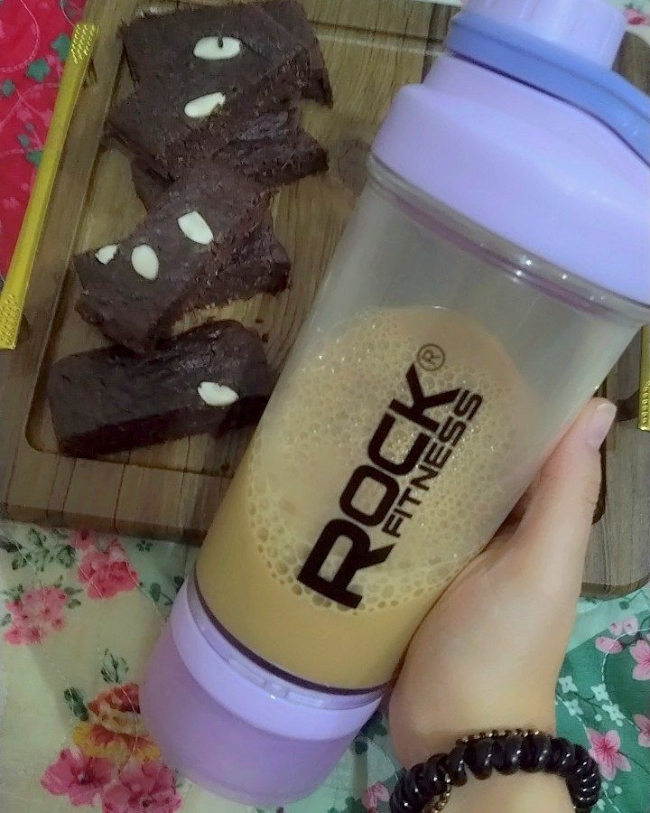 عکس براونی رژیمی 
شیر قهوه 