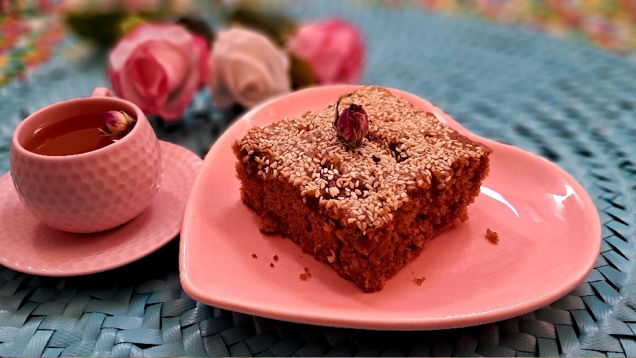 عکس کیک رژیمی با شیره خرما و موز 